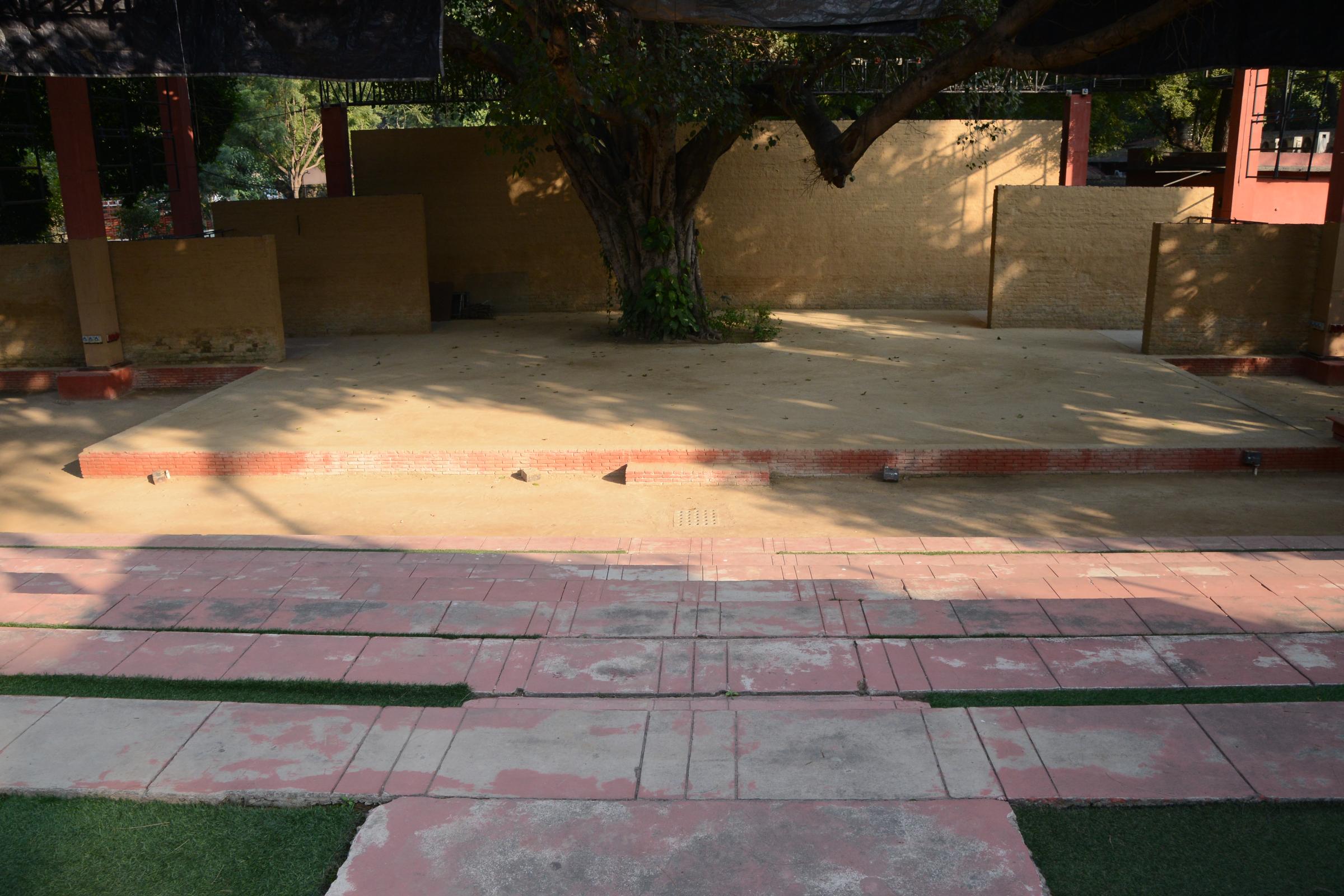  Image of मेघदूत रंगमंच (खुली हवा) - मंच  चित्र